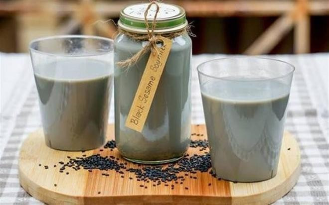 Bên cạnh đó, sữa mè đen hoặc bột mè đen pha loãng cũng là cách bổ sung dưỡng chất được nhiều người lựa chọn. Thức uống này cung cấp nguồn chất béo lành mạnh và vitamin E, góp phần cải thiện lưu thông máu đến da đầu. Ảnh minh họa