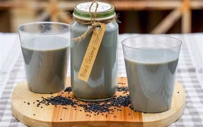 Bên cạnh đó, sữa mè đen hoặc bột mè đen pha loãng cũng là cách bổ sung dưỡng chất được nhiều người lựa chọn. Thức uống này cung cấp nguồn chất béo lành mạnh và vitamin E, góp phần cải thiện lưu thông máu đến da đầu. Ảnh minh họa