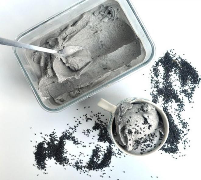 Các khoáng chất trong mè đen, đặc biệt là kẽm và sắt, tham gia vào chu kỳ phát triển của tóc, hỗ trợ quá trình tái tạo nang tóc, nhất là ở những người bị rụng tóc liên quan đến thiếu hụt vi chất. Ảnh minh họa