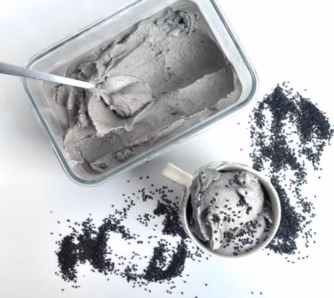 Các khoáng chất trong mè đen, đặc biệt là kẽm và sắt, tham gia vào chu kỳ phát triển của tóc, hỗ trợ quá trình tái tạo nang tóc, nhất là ở những người bị rụng tóc liên quan đến thiếu hụt vi chất. Ảnh minh họa