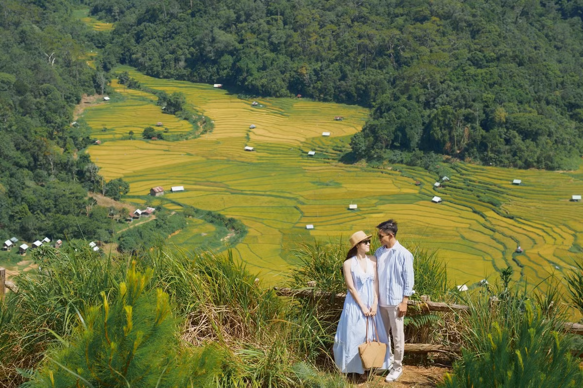 Không chỉ dừng lại ở cảnh đẹp, du khách còn có cơ hội tìm hiểu văn hóa bản địa thông qua việc tham quan các kho lúa truyền thống, trò chuyện với người dân địa phương và thưởng thức các món ăn dân dã như cơm lam, gà nướng, măng rừng… Ảnh Khánh Duy