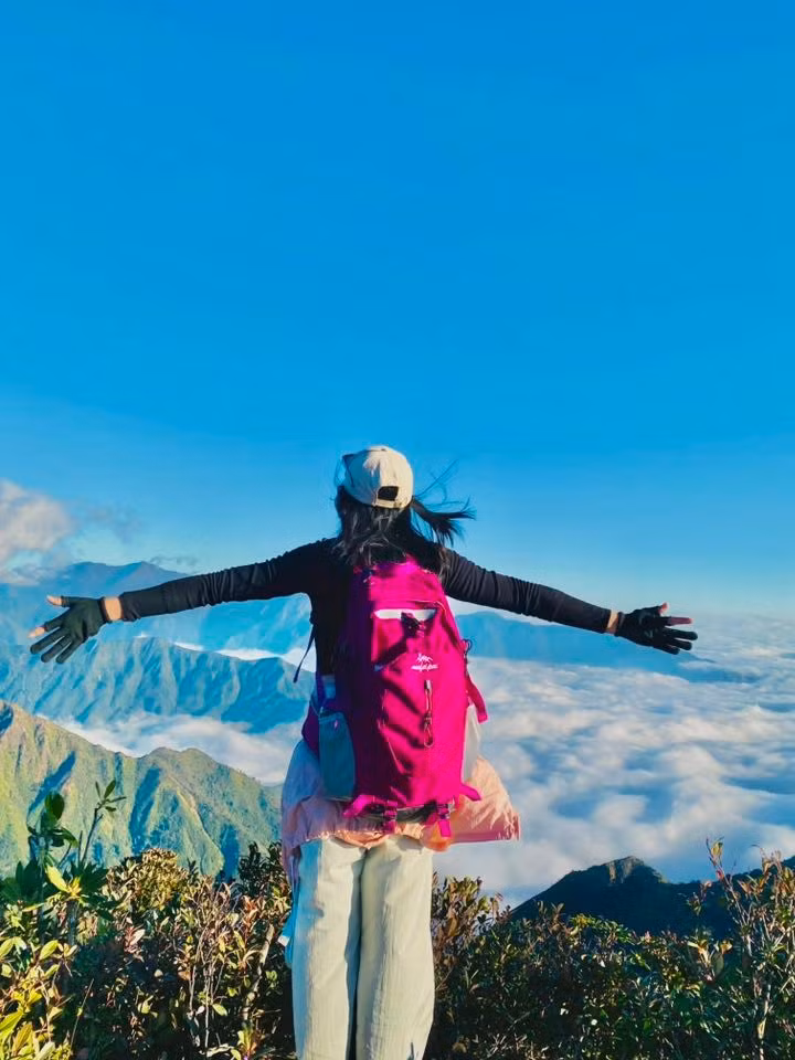 Miền Bắc sở hữu hệ thống núi cao phong phú, trải dài từ Sơn La, Yên Bái đến Lào Cai, Lai Châu. Những điểm đến như Tà Xùa, Tà Chì Nhù, Sa Mu hay Lùng Cúng được nhiều du khách lựa chọn nhờ địa hình không quá kỹ thuật và khả năng săn mây lý tưởng vào mùa đông. Ảnh Nhung Nhí