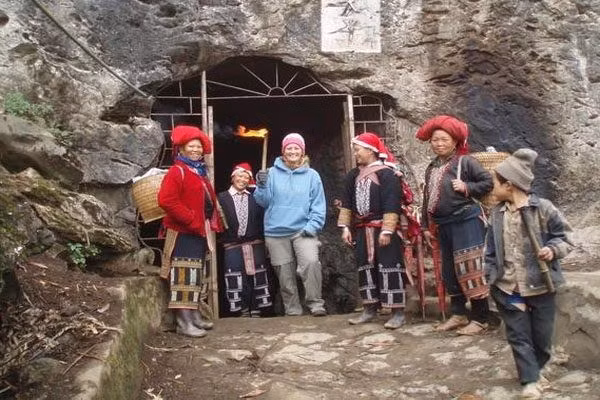 Bản Tả Phìn sở hữu nhiều điểm tham quan hấp dẫn. Hang Tả Phìn ẩn mình giữa những dãy núi đá vôi hùng vĩ, với không gian rộng lớn, nhũ đá và măng đá kỳ ảo. Du khách phải trekking qua ruộng bậc thang xanh mướt và suối nhỏ khoảng 30 phút mới đến cửa hang. Theo truyền thuyết, hang là nơi tổ tiên người Dao Đỏ trú ẩn khi di cư và được tin là mang lại may mắn cho những ai đến với lòng thành kính. Ảnh dulichViet