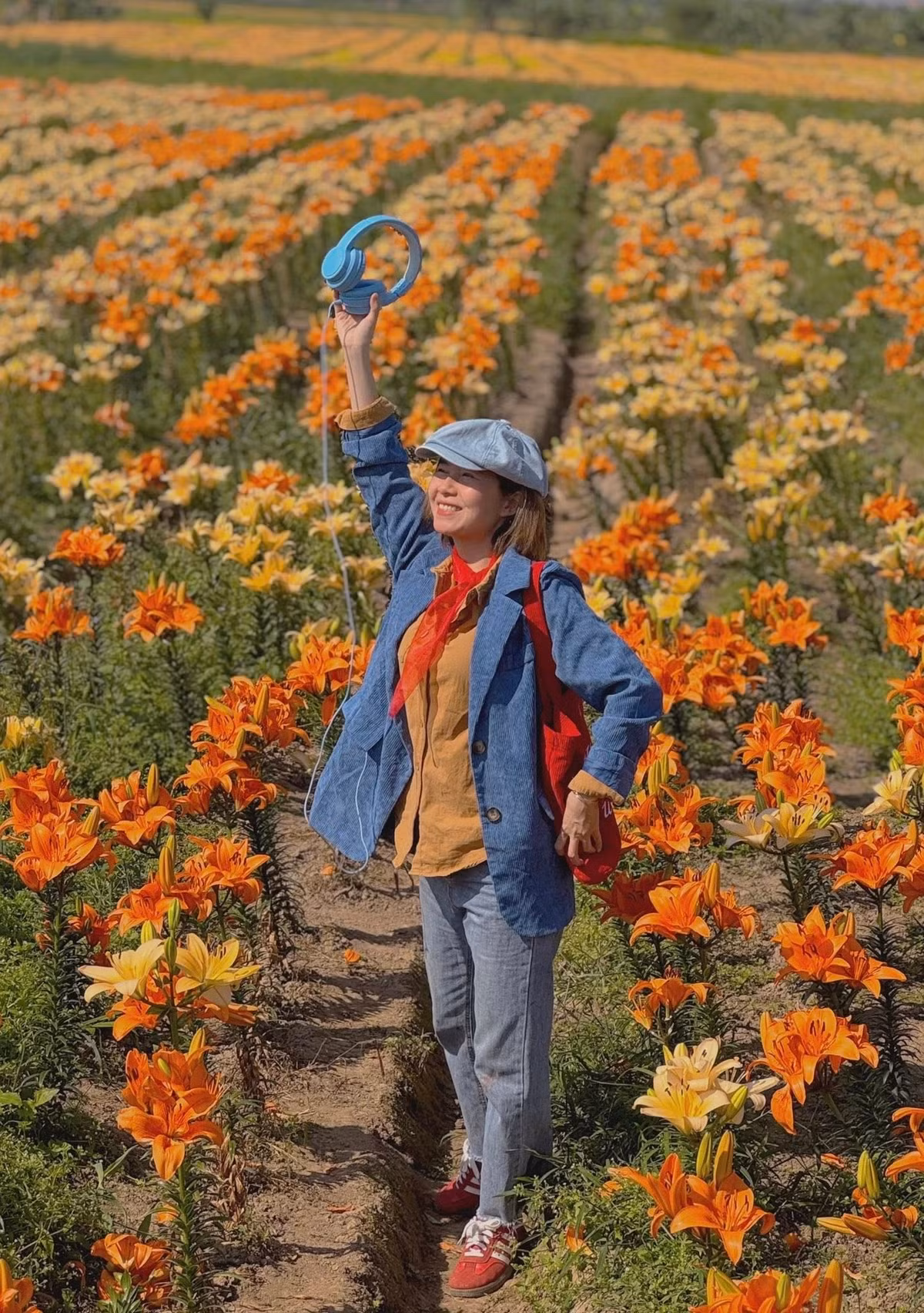 Không chỉ hấp dẫn bởi vẻ đẹp tự nhiên, cánh đồng hoa ly còn là địa điểm check-in được giới trẻ yêu thích. Chỉ cần một chiếc điện thoại hay máy ảnh đơn giản, bạn đã có thể mang về những khung hình đầy chất thơ: dạo bước giữa biển hoa, tạo dáng bên những luống ly rực rỡ hay ghi lại khoảnh khắc thư giãn giữa thiên nhiên.