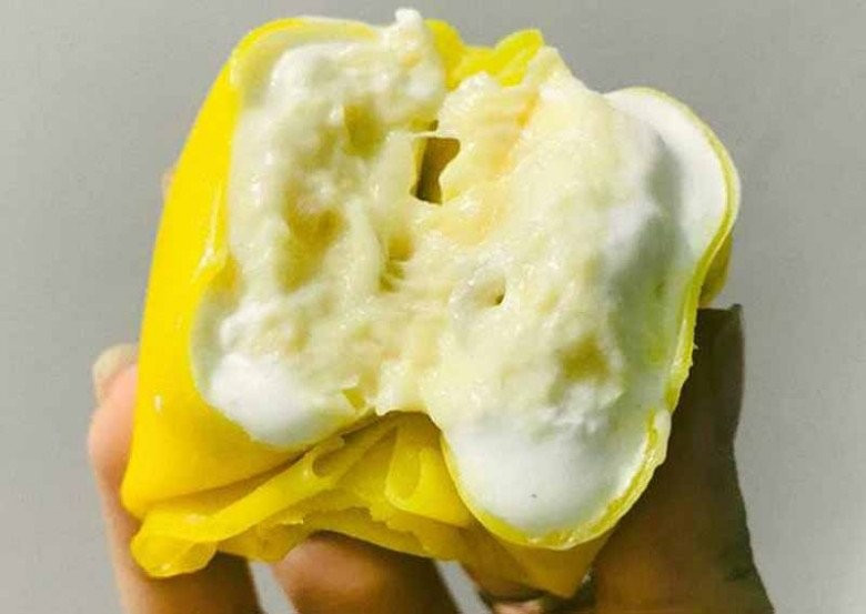 Điều chỉnh lửa vừa phải, tránh làm vỏ bánh khô hoặc cháy. Bánh crepe nên bảo quản trong ngăn mát tủ lạnh và tránh để lâu ở nhiệt độ phòng; không nên để trong ngăn đá vì kem sẽ đông cứng, vỏ bánh mất đi độ mềm mịn vốn có. Ảnh minh họa