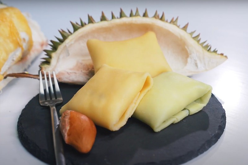 Để bánh crepe sầu riêng chuẩn vị, bạn nên chọn sầu riêng tươi, múi đều và thơm. Tránh pha bột quá loãng hoặc để bột vón cục, vì sẽ ảnh hưởng đến độ dai và mịn của vỏ bánh. Sử dụng chảo chống dính, quét dầu mỏng và lau sạch chảo khi có bột dính lại sẽ giúp bánh luôn mịn màng. Ảnh minh họa