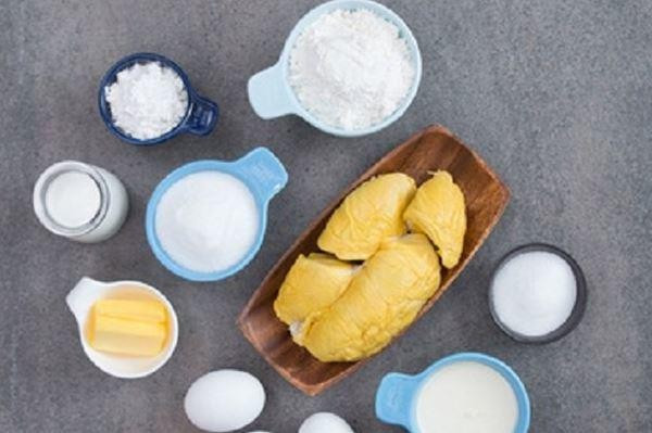 Để bắt đầu, bạn chuẩn bị 100g bột mì, 100g cơm sầu riêng, 2 quả trứng gà, 200ml sữa tươi không đường, 100ml nước cốt dừa, 200ml kem tươi (whipping cream) và 30g đường. Ảnh minh họa