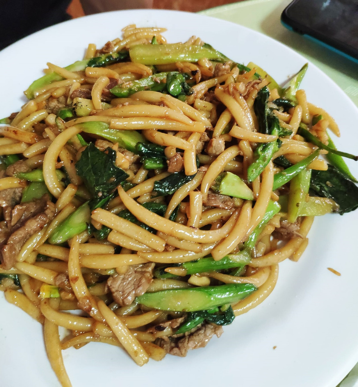 Dạo quanh các gánh hàng rong từ sáng đến tối, du khách dễ dàng bắt gặp lort cha – món mì xào phổ biến với sợi mì gạo ngắn, dày, được xào cùng tỏi, giá đỗ và thịt, phủ thêm trứng chiên vàng. Nước sốt sánh mịn, kết hợp giữa vị ngọt của đường thốt nốt và vị mặn của nước mắm, tạo nên hương vị đậm đà, bắt miệng. Ảnh Vietkings