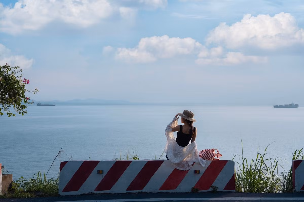 Nếu đang lên kế hoạch đến Cát Bà, đừng quên dành thời gian để rong ruổi trên đường xuyên đảo ven biển – nơi vẻ đẹp nguyên sơ của thiên nhiên và cảm giác bình yên sẽ khiến bạn muốn quay lại thêm nhiều lần nữa. Ảnh Thanh Dat