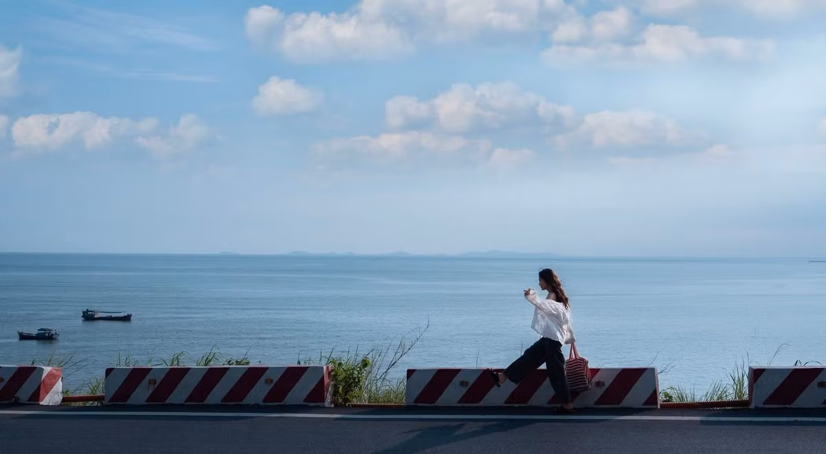 Ngoài việc ngắm cảnh, du khách cũng có thể dừng chân tại một số điểm ven đường để nghỉ ngơi, tận hưởng gió biển mát lành, hoặc ghé thăm các bãi biển nhỏ ẩn mình sau những lùm cây, nơi gần như tách biệt hoàn toàn với thế giới náo nhiệt bên ngoài. Ảnh Thanh Dat