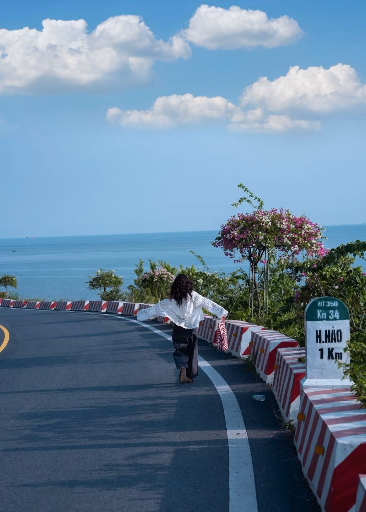 Sáng ngày thứ hai, hãy thức dậy sớm để đón bình minh rực rỡ trên biển – một trải nghiệm đáng giá cho chuyến đi ngắn ngày. Sau đó, bạn có thể ghé thăm pháo đài Thần Công – điểm ngắm toàn cảnh đảo tuyệt đẹp từ trên cao. Buổi trưa là thời gian lý tưởng để tham gia các hoạt động như chèo kayak hoặc đi tàu tham quan vịnh Lan Hạ – vịnh biển hoang sơ được mệnh danh là “thiên đường bị lãng quên” với hàng trăm đảo đá vôi và bãi tắm vắng người. Cuối chiều, bạn lên đường trở về Hà Nội, khép lại chuyến hành trình ngắn nhưng đầy cảm xúc. Ảnh Thanh Dat