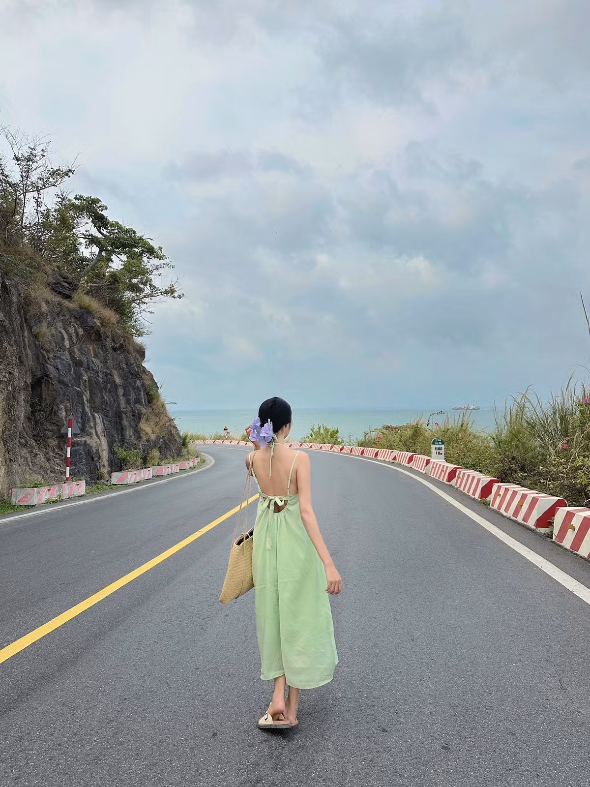 Điều khiến đường xuyên đảo ven biển trở thành điểm “must-visit” không chỉ là phong cảnh ngoạn mục, mà còn là cảm giác tự do và thư thái khi bon bon trên xe máy qua những khúc cua uốn lượn giữa thiên nhiên hoang dã. Mỗi đoạn đường là một góc nhìn mới, một bức tranh sống động của biển trời Cát Bà. Ảnh Thu Thảo