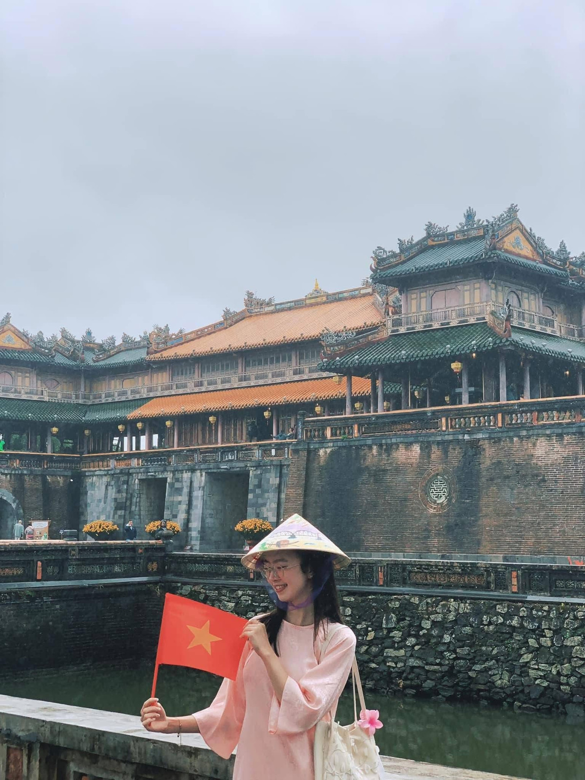 Thay vì chọn những nhà hàng lớn phục vụ khách du lịch, nhiều người tìm đến các quán quen của người Huế để thưởng thức đúng hương vị cố đô. Từ các món bánh truyền thống tại O Lé, quán bà Đỏ, quán Chi, bánh ép chị Huệ, đến bún bò Mệ Kéo, mỗi địa chỉ đều gắn với hương vị đặc trưng khó trộn lẫn. Chè Huế có thể thưởng thức tại Chè Mợ Tôn Đích hoặc Chè Hẻm, trong khi cà phê muối – thức uống đặc trưng của cố đô – thường được nhắc đến tại quán Cafe Muối trên đường Đặng Thái Thân. Những bữa ăn nhanh như bánh mì O Tho cũng là lựa chọn vừa tiện lợi vừa hợp túi tiền.