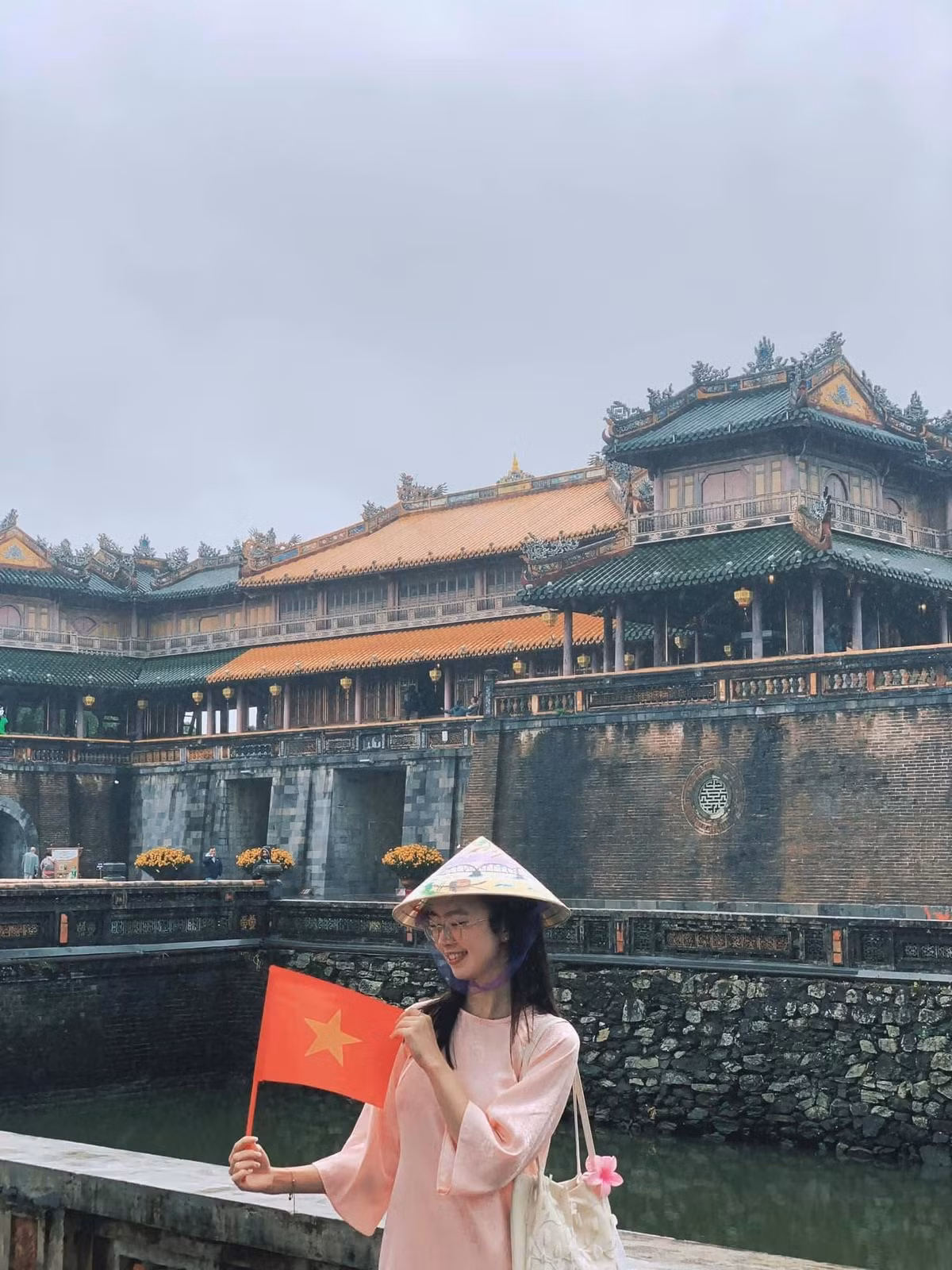 Thay vì chọn những nhà hàng lớn phục vụ khách du lịch, nhiều người tìm đến các quán quen của người Huế để thưởng thức đúng hương vị cố đô. Từ các món bánh truyền thống tại O Lé, quán bà Đỏ, quán Chi, bánh ép chị Huệ, đến bún bò Mệ Kéo, mỗi địa chỉ đều gắn với hương vị đặc trưng khó trộn lẫn. Chè Huế có thể thưởng thức tại Chè Mợ Tôn Đích hoặc Chè Hẻm, trong khi cà phê muối – thức uống đặc trưng của cố đô – thường được nhắc đến tại quán Cafe Muối trên đường Đặng Thái Thân. Những bữa ăn nhanh như bánh mì O Tho cũng là lựa chọn vừa tiện lợi vừa hợp túi tiền.