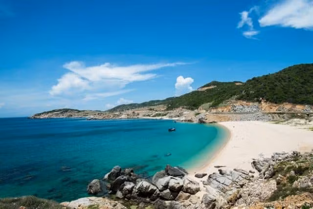 Bãi Chuối mang vẻ đẹp hoang sơ với cát trắng, biển xanh và bầu không khí tĩnh lặng. Đây là nơi lý tưởng để dựng lều qua đêm, ngắm sao và nghe sóng vỗ. Buổi sáng thức dậy, du khách sẽ thấy mặt trời ló rạng từ mặt biển, khởi đầu một ngày mới đầy năng lượng. Ảnh Vntrip