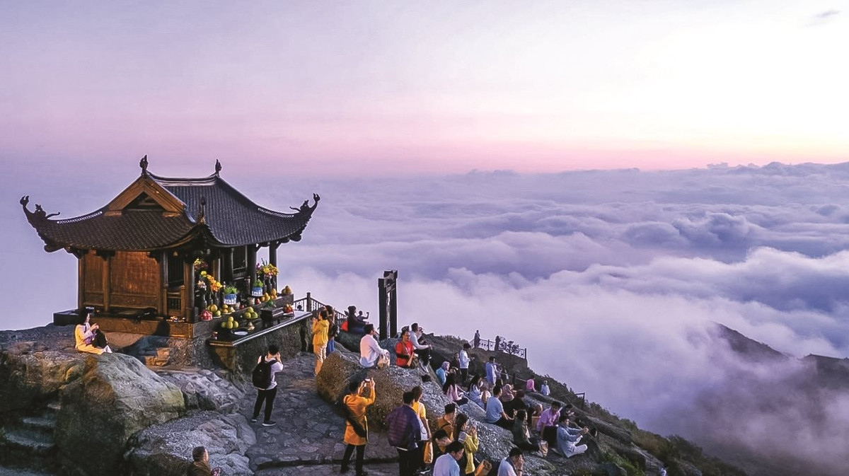 Lễ hội xuân Yên Tử diễn ra từ mùng 10 tháng Giêng đến hết tháng Ba âm lịch, là dịp để du khách tưởng nhớ công đức Phật hoàng Trần Nhân Tông và tìm về sự tĩnh tại giữa thiên nhiên hùng vĩ. Ảnh dulichviet