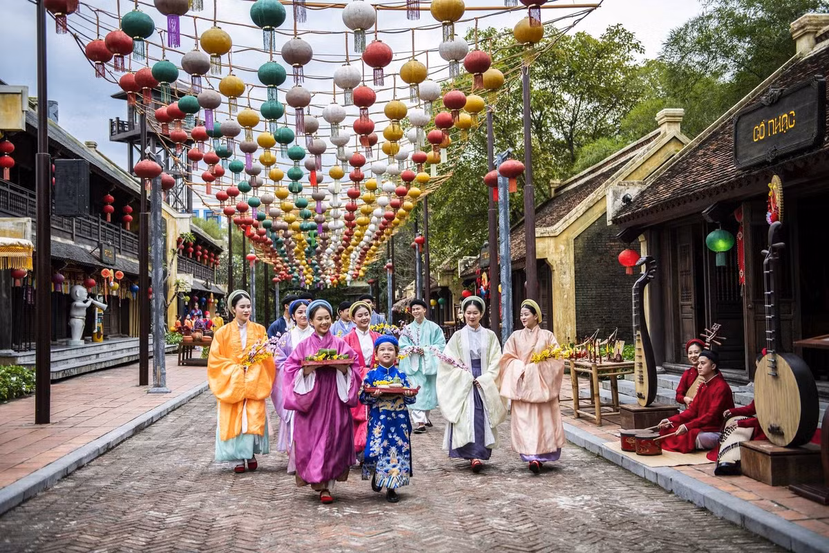 Du xuân đầu năm từ lâu đã trở thành một nét đẹp văn hóa giàu ý nghĩa trong đời sống tinh thần của người Việt. Khi mùa xuân gõ cửa, nhiều người tạm gác lại nhịp sống bận rộn để lên đường hành hương, vãn cảnh chùa chiền, núi non, mong cầu một năm mới bình an, sức khỏe và thuận lợi. Trên khắp ba miền đất nước, những điểm đến tâm linh không chỉ là nơi gửi gắm niềm tin mà còn mang giá trị lịch sử, văn hóa, hòa quyện cùng cảnh sắc thiên nhiên đặc trưng. Ảnh VinWonders