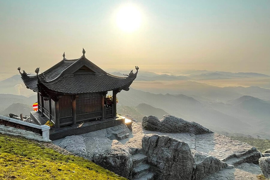 Cũng tại miền Bắc, Núi Yên Tử (Quảng Ninh) được xem là vùng đất linh thiêng bậc nhất của Phật giáo Việt Nam, nơi khai sinh Thiền phái Trúc Lâm. Hành trình hành hương lên non thiêng Yên Tử, vượt qua những bậc đá ẩn hiện trong mây núi để tới chùa Đồng ở độ cao 1.068 m, là trải nghiệm vừa thử thách thể lực, vừa mang ý nghĩa tinh thần sâu sắc. Ảnh Internet