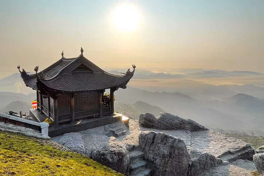 Cũng tại miền Bắc, Núi Yên Tử (Quảng Ninh) được xem là vùng đất linh thiêng bậc nhất của Phật giáo Việt Nam, nơi khai sinh Thiền phái Trúc Lâm. Hành trình hành hương lên non thiêng Yên Tử, vượt qua những bậc đá ẩn hiện trong mây núi để tới chùa Đồng ở độ cao 1.068 m, là trải nghiệm vừa thử thách thể lực, vừa mang ý nghĩa tinh thần sâu sắc. Ảnh Internet