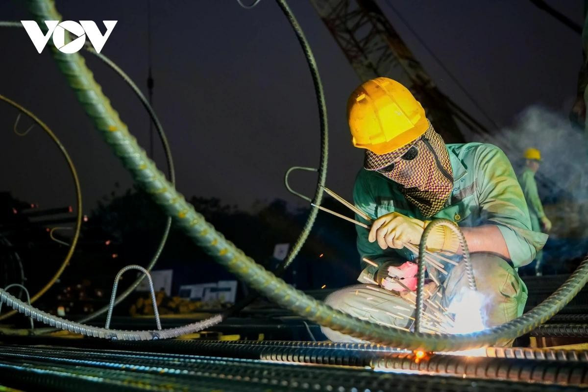 Đến nay, toàn bộ cọc khoan nhồi dưới nước của các trụ TC2 đến TC6 đã cơ bản hoàn thành. Mỗi trụ gồm 20 cọc đường kính 2m, sâu hơn 50m, vượt tiến độ khoảng 1 tháng so với kế hoạch. Trụ TC7 đã xong bê tông bịt đáy, dự kiến hoàn thành bệ, trụ trong tháng 3/2026.