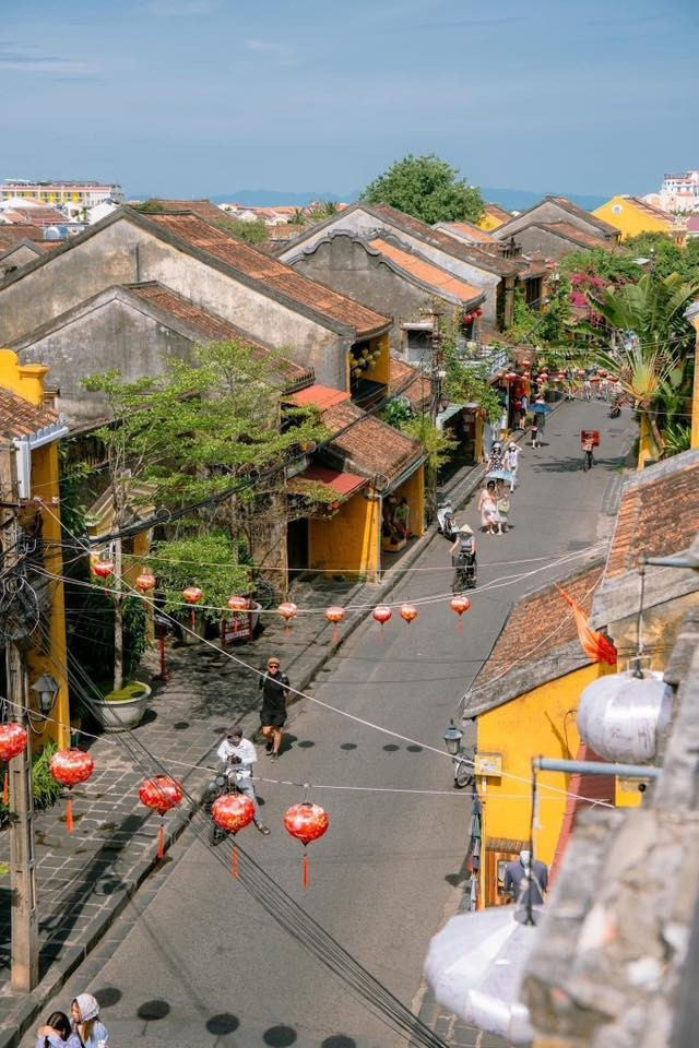 Từ Đà Nẵng, du khách có thể di chuyển đến Hội An (khoảng 30 km) bằng taxi hoặc xe công nghệ với chi phí 250.000–450.000 đồng/chuyến (10–18 USD). Tất cả góp phần tạo nên hình ảnh một Hội An “dễ thương” không chỉ bởi vẻ cổ kính, mà còn ở sự thân thiện, minh bạch và hợp lý trong từng dịch vụ. Ảnh Nguyễn Tiên