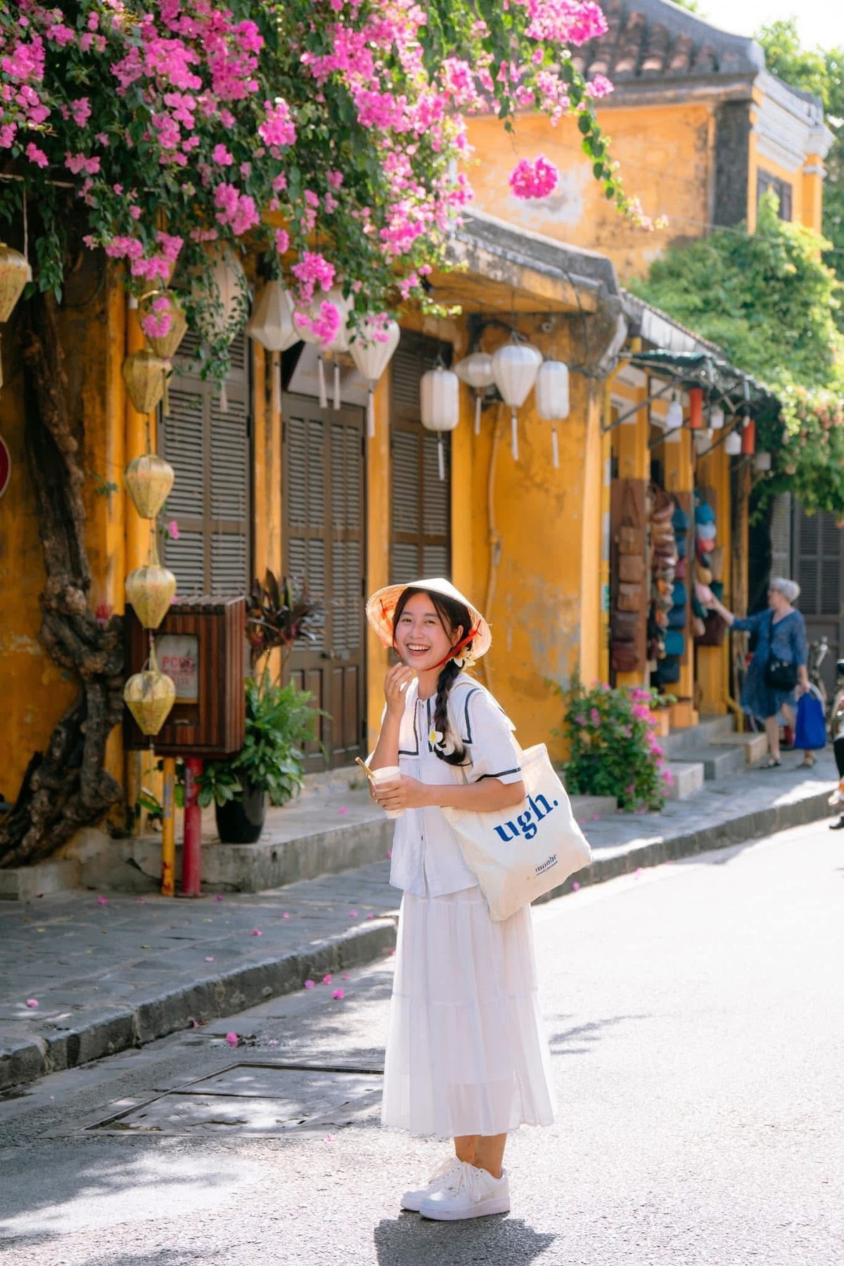 Ngay cả các dịch vụ vui chơi, tham quan cũng minh bạch: vé vào Phố cổ 120.000 đồng/người lớn, trải nghiệm thuyền đèn lồng trên sông Hoài khoảng 170.000–220.000 đồng/chuyến. Ảnh Nguyễn Tiên