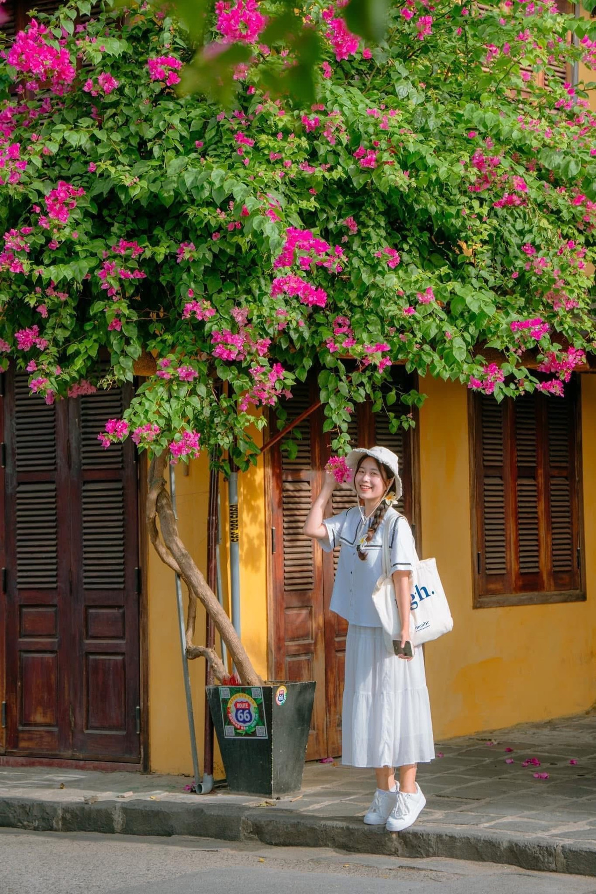 Giữa thời điểm nhiều thành phố du lịch quốc tế trở nên đắt đỏ, Hội An nổi bật như một lựa chọn “vừa túi tiền” mà vẫn giữ trọn chất riêng – nơi du khách có thể tìm thấy bình yên, hương vị Việt và những trải nghiệm văn hóa không thể trộn lẫn. Ảnh Nguyễn Tiên