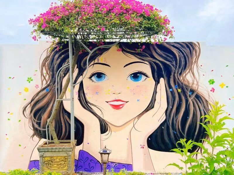 Một vài lưu ý nhỏ để giữ gìn điểm đến chung: không chạm tay, trèo lên tranh hoặc làm hỏng cây hoa giấy trang trí; không vẽ bậy, xả rác hay dừng xe giữa đường để chụp ảnh gây cản trở giao thông. Nên tham quan vào ban ngày để đảm bảo an toàn và có ánh sáng tốt nhất cho việc chụp hình. Ảnh Huyền Khánh Vũ