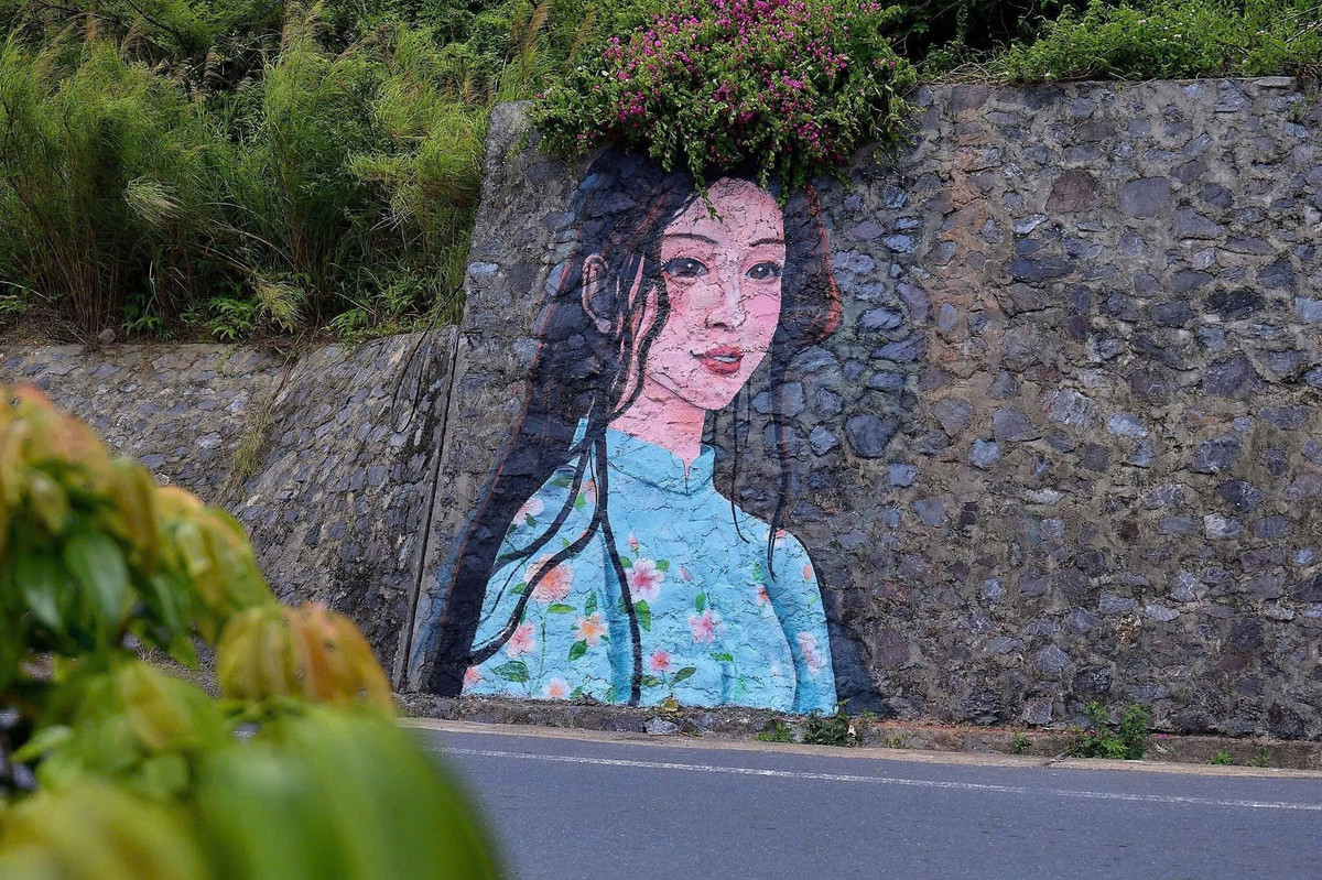 Nắm bắt xu hướng, nhiều công ty du lịch đã nhanh chóng đưa “con đường tranh vẽ” vào lịch trình tour Cát Bà 2 ngày 1 đêm hoặc 3 ngày 2 đêm. Ngoài các điểm nổi tiếng như vịnh Lan Hạ, đảo Khỉ, hang Sáng Tối hay làng cổ Việt Hải, du khách còn được hướng dẫn check-in tại những bức tranh cô gái đang được yêu thích, chụp ảnh lưu niệm và nghe kể những câu chuyện đằng sau từng nét vẽ. Ảnh Huyền Khánh Vũ