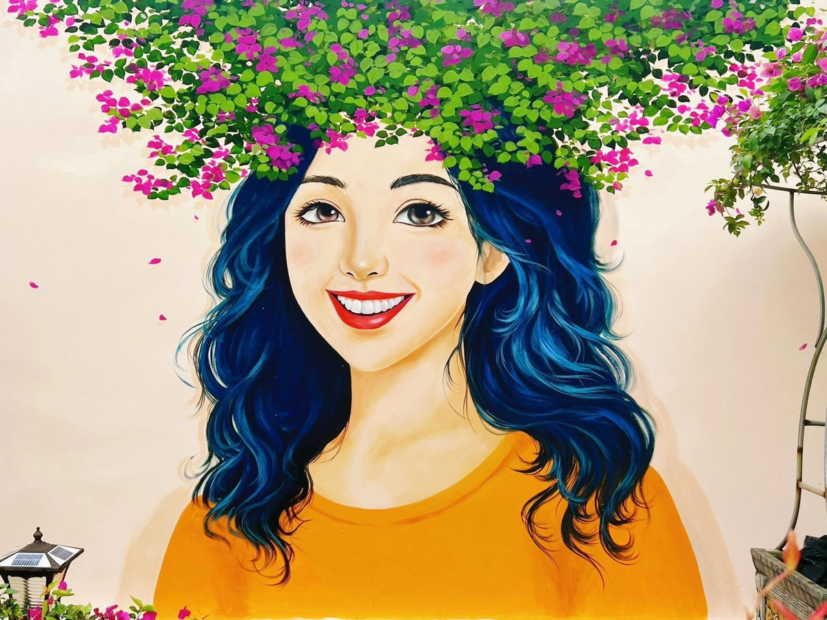 Con đường từ bến phà Cái Viềng đến trung tâm thị trấn Cát Bà bỗng trở thành tọa độ sống ảo mới nhờ sự xuất hiện của hàng loạt bức tranh vẽ tay công phu trên các bức tường đá, mảng bê tông cũ hay bên vệ đường. Ảnh Huyền Khánh Vũ