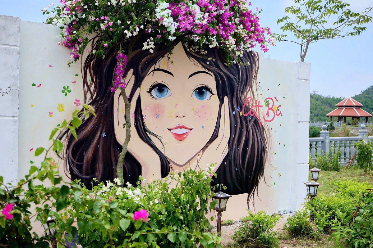 Dưới góc nhìn nghệ thuật, đây là sự giao thoa giữa street art (nghệ thuật đường phố) và văn hóa bản địa. Những bức tranh không phá vỡ cảnh quan, ngược lại còn hài hòa với màu xanh rừng núi, sắc trời biển đảo và nhịp sống thường ngày, tạo nên một “phòng tranh mở” giữa thiên nhiên. Ảnh Huyền Khánh Vũ