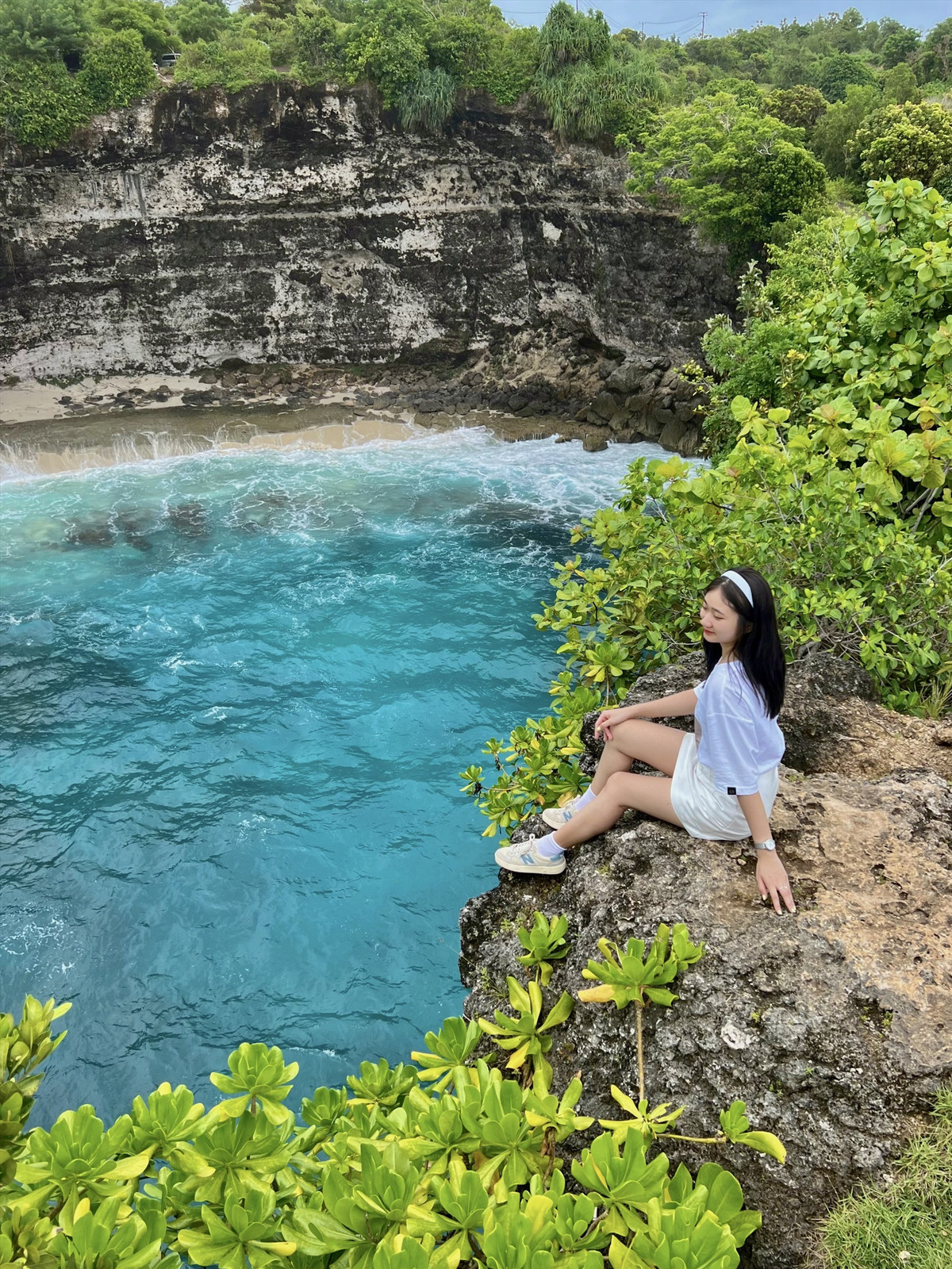 Cụ thể, các hãng hàng không nhiều khả năng sẽ phải bổ sung thông tin về yêu cầu nhập cảnh mới ngay từ khâu đặt vé hoặc làm thủ tục check-in. Trong một số trường hợp, hành khách có thể được yêu cầu xuất trình giấy tờ chứng minh tài chính trước khi lên máy bay, nhằm tránh nguy cơ bị từ chối nhập cảnh khi đến Bali và phát sinh trách nhiệm đưa khách quay trở lại. Ảnh Linh Jii