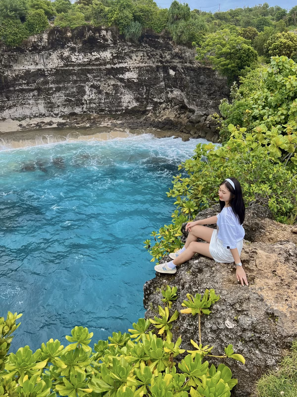 Cụ thể, các hãng hàng không nhiều khả năng sẽ phải bổ sung thông tin về yêu cầu nhập cảnh mới ngay từ khâu đặt vé hoặc làm thủ tục check-in. Trong một số trường hợp, hành khách có thể được yêu cầu xuất trình giấy tờ chứng minh tài chính trước khi lên máy bay, nhằm tránh nguy cơ bị từ chối nhập cảnh khi đến Bali và phát sinh trách nhiệm đưa khách quay trở lại. Ảnh Linh Jii