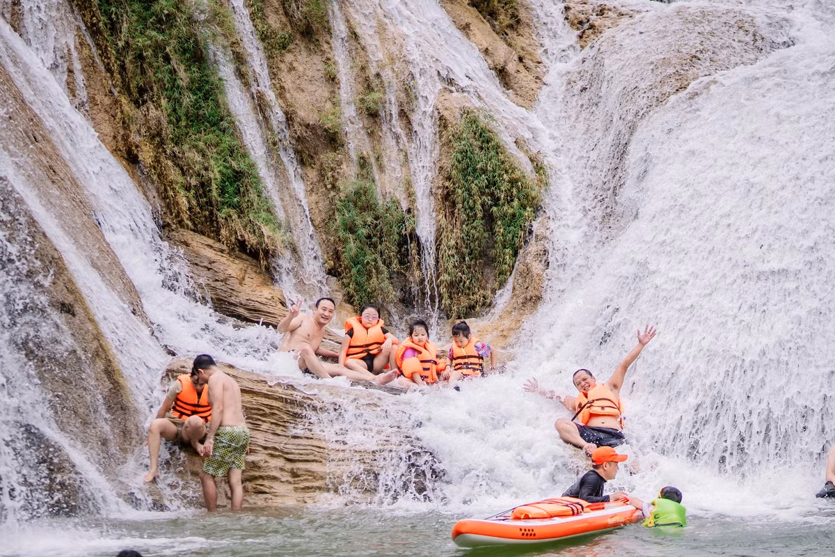 Tắm thác, bơi trong lòng hồ vô cực chính là trải nghiệm du khách nên tận hưởng khi khám phá Thác Bản Ba. Ảnh MIA