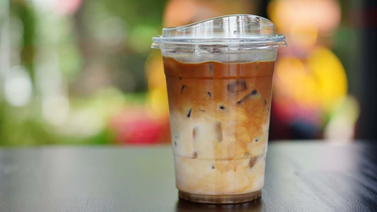 Cà phê sữa cũng không phải lựa chọn lý tưởng đối với những người gặp vấn đề về tiêu hóa. Caffeine có khả năng kích thích dạ dày tiết nhiều axit hơn, trong khi sữa lại dễ gây đầy bụng ở một số người. Sự kết hợp này có thể khiến các triệu chứng như ợ nóng, khó tiêu, đau dạ dày trở nên nghiêm trọng hơn, đặc biệt ở những người bị viêm loét dạ dày, trào ngược dạ dày – thực quản hoặc hội chứng ruột kích thích. Ảnh minh họa