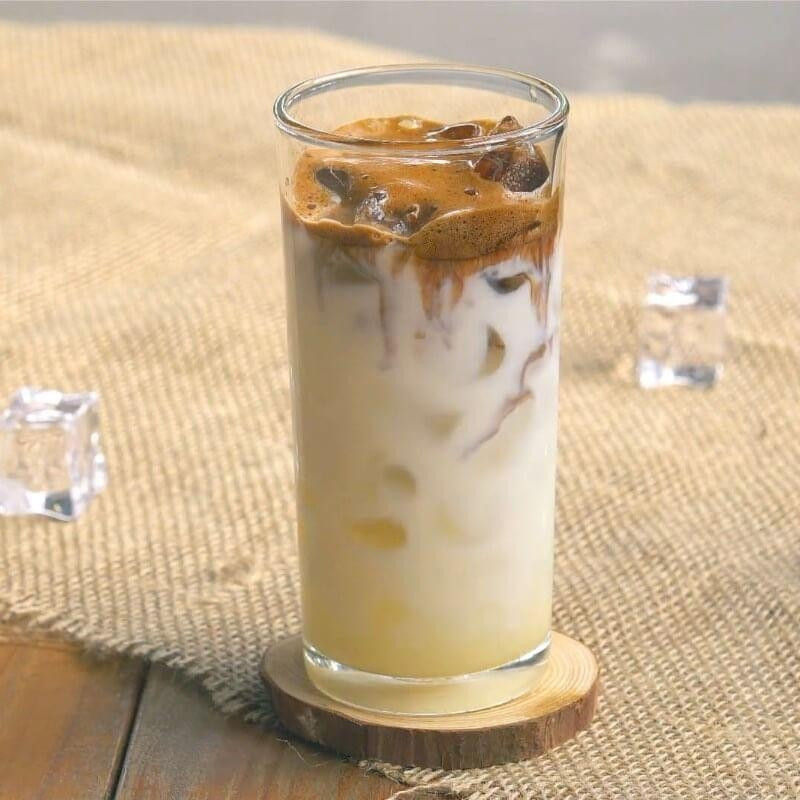 Việc lựa chọn cà phê ít đường, giảm lượng sữa, dùng sữa không lactose hoặc sữa thực vật, đồng thời hạn chế tần suất uống có thể giúp giảm bớt những tác động tiêu cực, bảo vệ sức khỏe về lâu dài. Ảnh minh họa