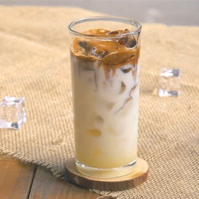 Việc lựa chọn cà phê ít đường, giảm lượng sữa, dùng sữa không lactose hoặc sữa thực vật, đồng thời hạn chế tần suất uống có thể giúp giảm bớt những tác động tiêu cực, bảo vệ sức khỏe về lâu dài. Ảnh minh họa