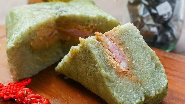 Không ít người cho rằng chỉ cần gọt bỏ phần bị mốc rồi đem chiên lại là có thể ăn tiếp. Thực tế, các sợi nấm mốc có thể lan sâu vào lõi bánh, phát tán độc tố mà mắt thường không nhìn thấy. Vì vậy, “vá lỗi” kiểu này không những không an toàn mà còn tiềm ẩn rủi ro lớn cho sức khỏe. Ảnh minh họa