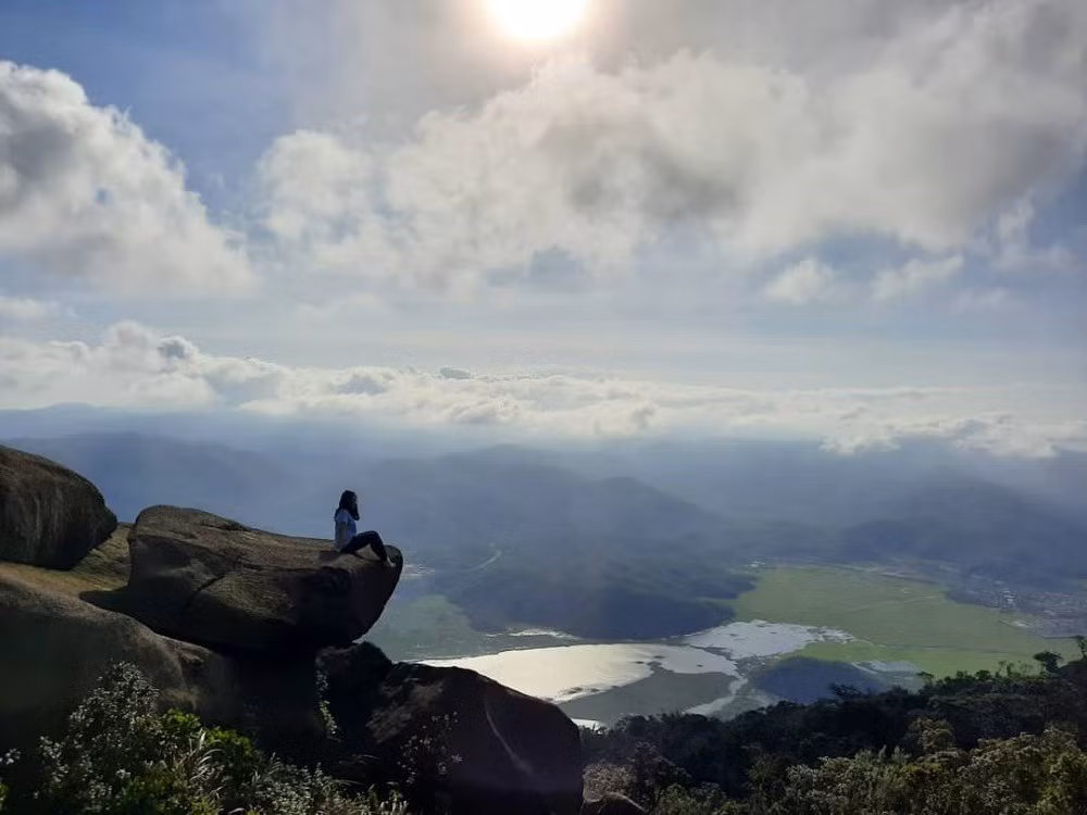 Núi Đá Bia không chỉ là thử thách thể lực mà còn là trải nghiệm tinh thần: nơi du khách cảm nhận sự tự do, bình yên giữa thiên nhiên rộng lớn, đồng thời ngắm trọn vẻ đẹp bao la của Phú Yên, nơi núi rừng gặp biển cả – một biểu tượng du lịch miền Trung khó quên. Ảnh Traveloka