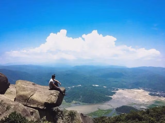 Chú ý khu vực vách đá cheo leo khi chụp ảnh, tránh đi vào những ngày mưa hoặc sương mù dày, và nên đi theo nhóm để hỗ trợ lẫn nhau. Ảnh dulich