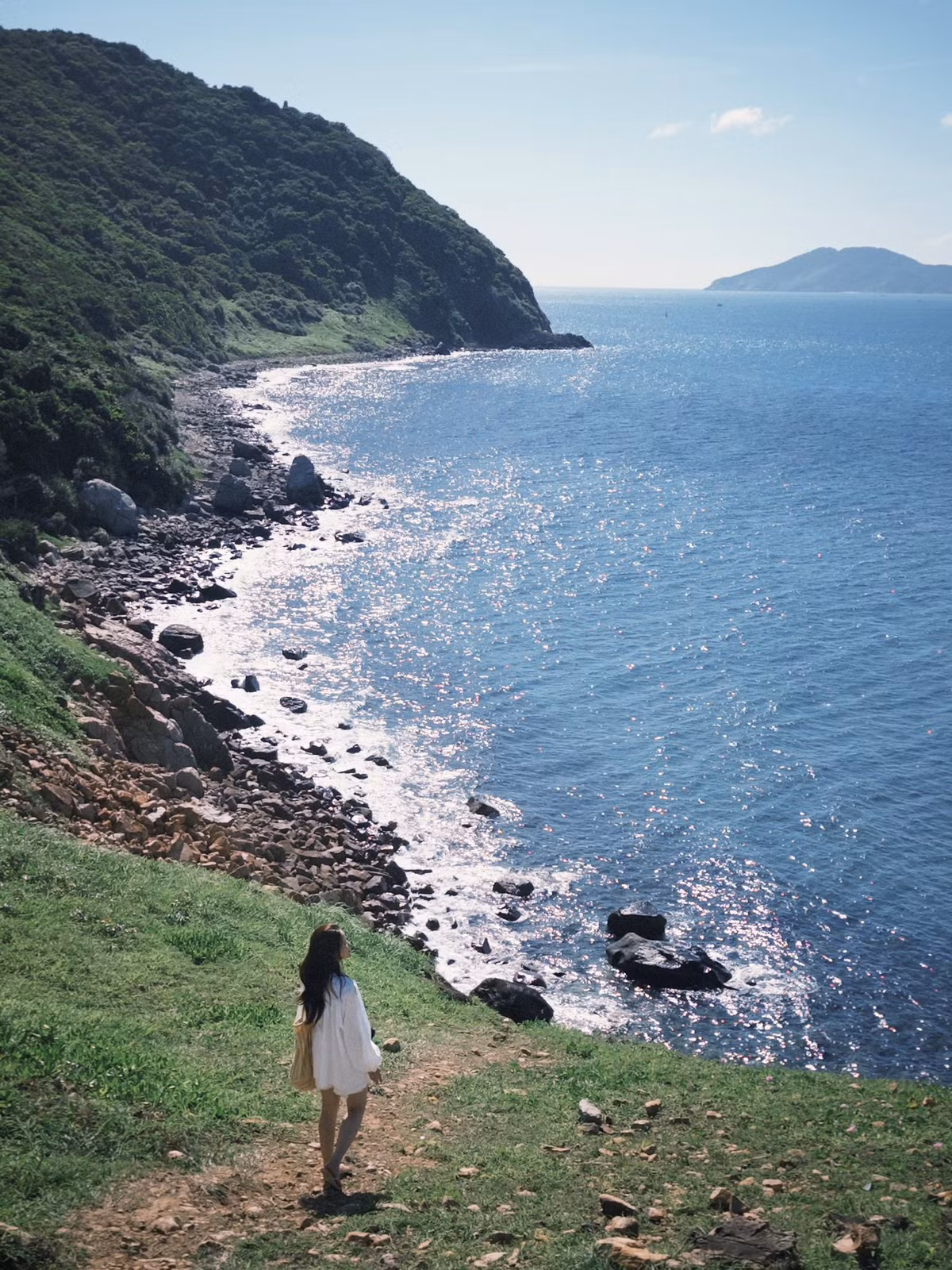 Nằm ở phía Nam đảo Côn Sơn – hòn đảo lớn nhất của quần đảo Côn Đảo, Mũi Tàu Bể chưa quá nổi tiếng trên bản đồ du lịch đại trà, nhưng lại là tọa độ được những người mê khám phá và đam mê săn ảnh bình minh "rỉ tai" nhau mỗi khi nhắc đến một điểm đón mặt trời lên ngoạn mục bậc nhất Nam Bộ. Ảnh Thu Hường