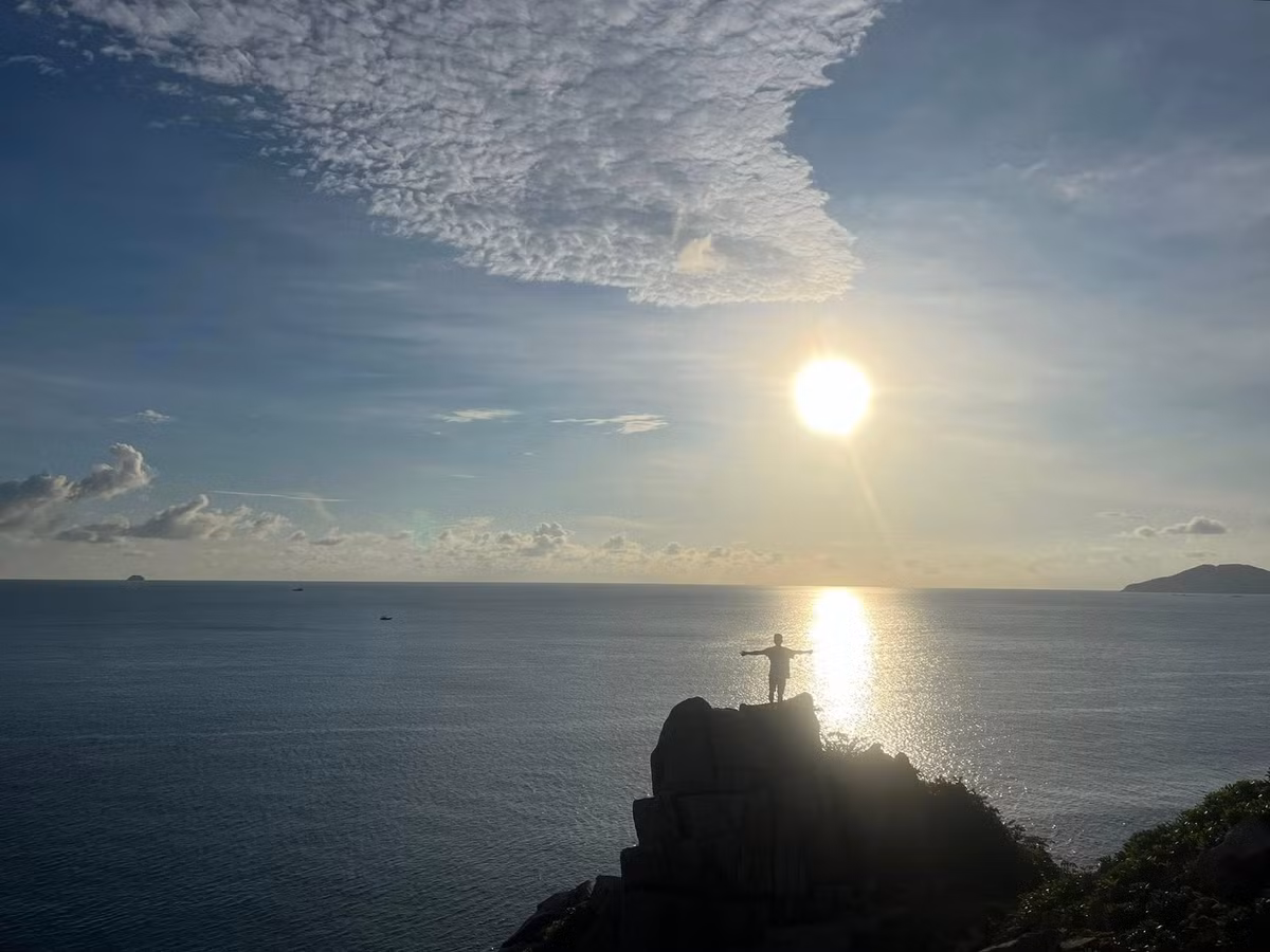 Nhiều người chọn mang theo cà phê phin, bánh mì, vừa nhâm nhi vừa "nạp năng lượng" ngày mới trong không gian trong trẻo và yên bình hiếm nơi nào có được. Ảnh Ánh Tủn