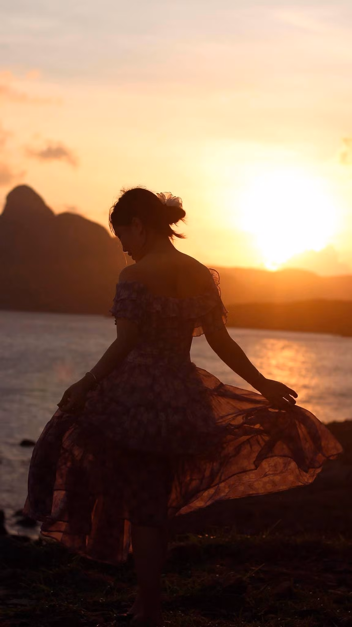 Từ trung tâm thị trấn Côn Đảo, du khách chỉ mất khoảng 10 phút chạy xe máy là tới được Mũi Tàu Bể. Tuy nhiên, đoạn đường cuối cùng dẫn ra mũi đá có phần gồ ghề và dốc, nên cần di chuyển cẩn trọng, đặc biệt vào sáng sớm khi sương còn phủ. Ảnh Thư