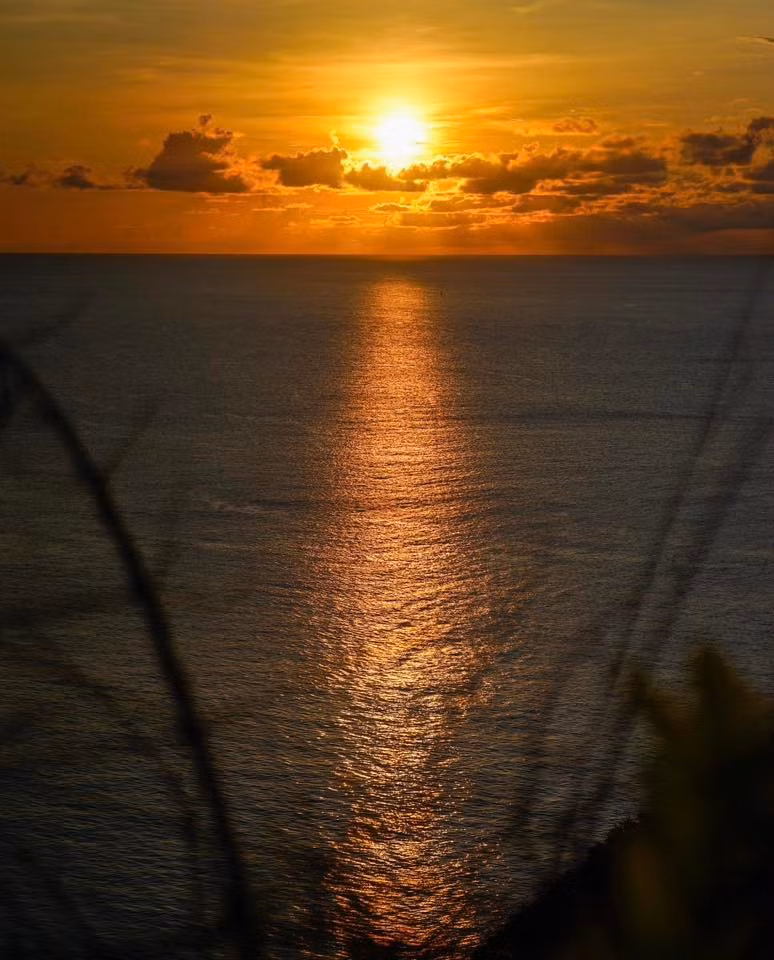 Do là khu vực gần biển, có đá trơn và sóng có thể bất ngờ dâng cao, du khách cần tránh di chuyển quá gần mép nước khi thủy triều lên. Không nên đi một mình nếu chưa quen địa hình. Đồng thời, hãy mang theo túi đựng rác cá nhân để không để lại bất cứ dấu vết nào sau chuyến khám phá. Ảnh Trường Nguyễn