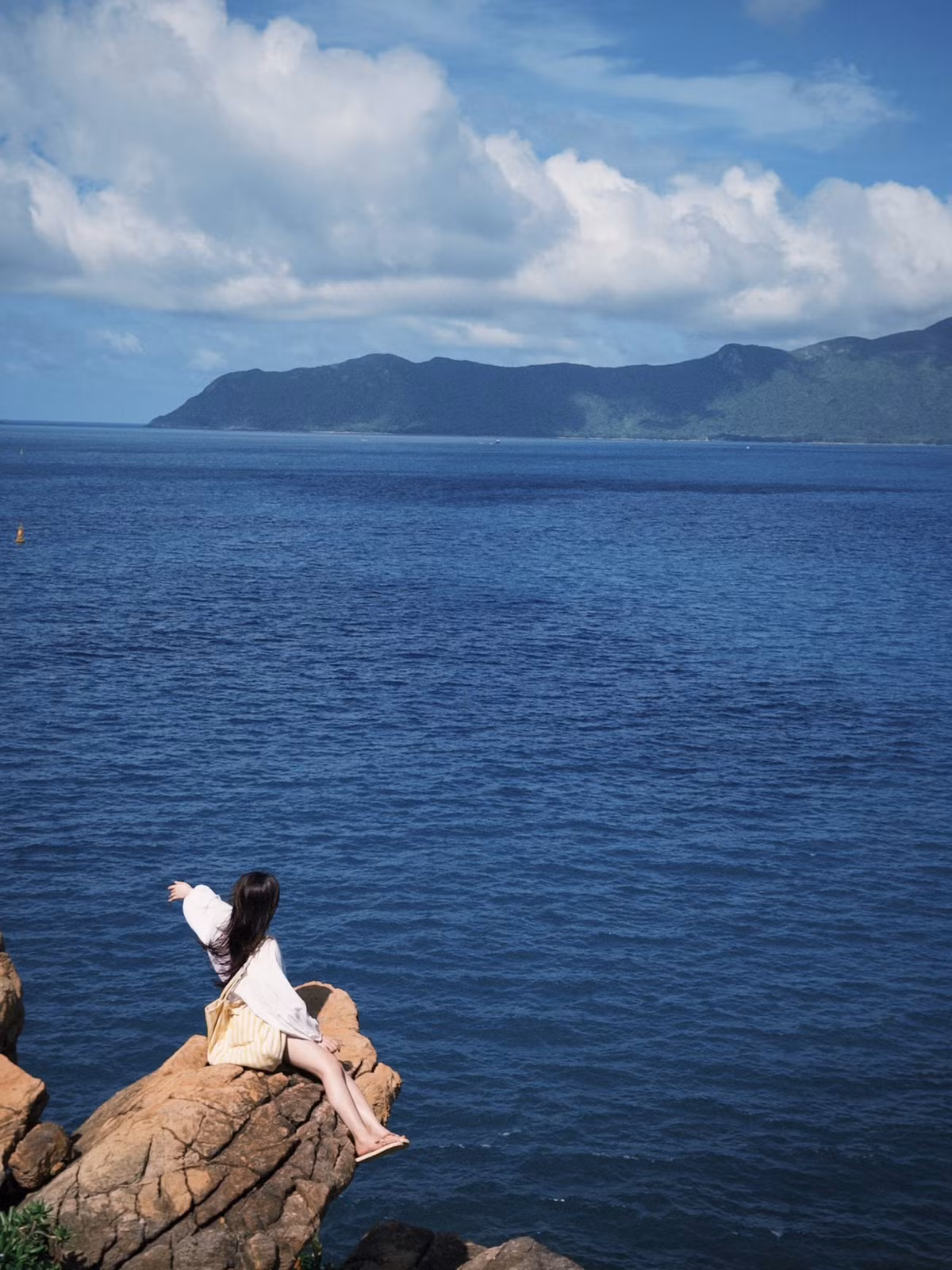 Khoảnh khắc mặt trời đội biển lên, những tia nắng đầu tiên chạm nhẹ vào mặt nước, nhuộm vàng các rạn đá chênh vênh – ấy là lúc thiên nhiên nơi đây đẹp đến lặng người. Ảnh Thu Hường