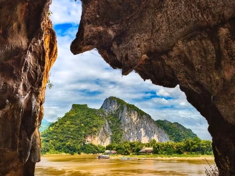 Con sông Mekong huyền thoại, dòng sông lớn nhất Đông Nam Á, chảy qua Lào tạo nên khung cảnh đồi núi nguyên sơ và cơ hội khám phá đời sống ven sông. Du khách có thể đi thuyền dọc sông, ghé thăm động Pak Ou với hàng nghìn tượng Phật bằng vàng, vừa trải nghiệm thiên nhiên vừa tìm hiểu văn hóa đặc sắc. Ảnh dulichdemen
