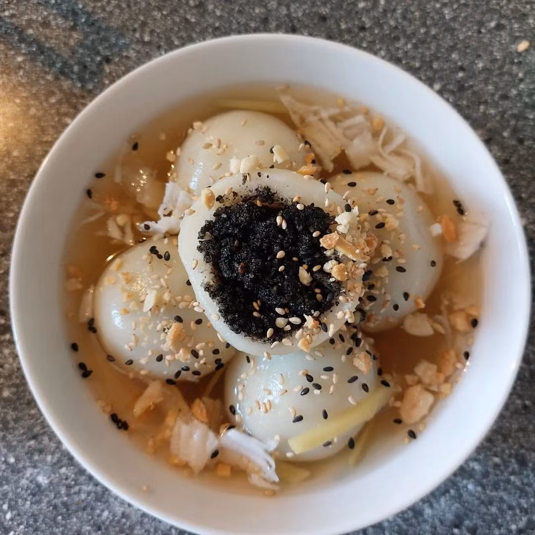 Để có bát sủi dìn đúng vị, từng công đoạn đều cầu kỳ. Gạo nếp thơm, đều hạt được ngâm, xay thành bột mịn. Nhân bánh được sên tỉ mỉ để vừa giữ độ bùi, vừa không quá ngọt. Bánh được nặn đều tay, sao cho nhân không bị lộ ra ngoài, khi thả vào nước sôi giữ nguyên hình tròn, không vỡ nát. Ảnh iVIVU