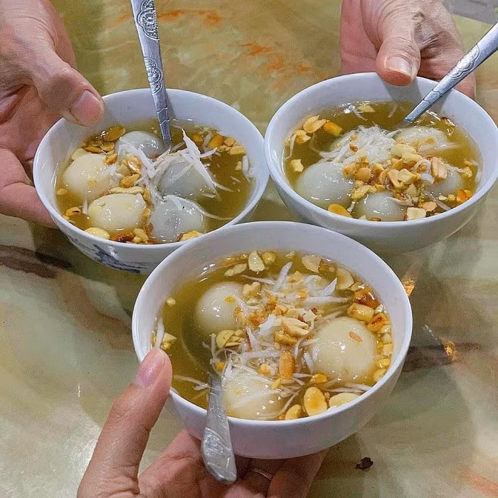 Khi du lịch Hải Phòng, một trong những món ăn vặt mà du khách không thể bỏ qua là sủi dìn – những viên bánh nhỏ xinh, trắng tròn, dẻo thơm và béo ngậy. Nghe tên, nhiều người nghĩ đây là món ăn vùng cao, nhưng thực ra sủi dìn là thức quà quen thuộc của người Hải Phòng, có nguồn gốc từ cộng đồng người Hoa định cư tại đất cảng. Ảnh luhanhvietnam