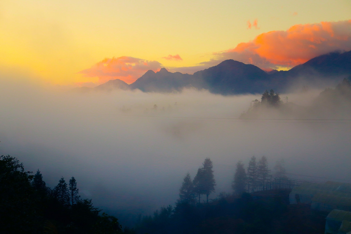 Về hình thức di chuyển, du khách có thể đi tour hoặc tự túc, tùy kinh nghiệm và thể lực. Với những ai mới leo núi hoặc đi theo nhóm nhỏ, nên chọn tour trekking Nhìu Cồ San do các công ty du lịch tổ chức, thường kéo dài 2 ngày 1 đêm, bao gồm hướng dẫn viên bản địa, porter mang đồ, ăn nghỉ tại lán trại giữa rừng và phương tiện di chuyển khứ hồi. Đi tour giúp đảm bảo an toàn, có người hỗ trợ khi gặp thời tiết xấu hoặc lạc đường. Ảnh Nguyễn Thu Hằng