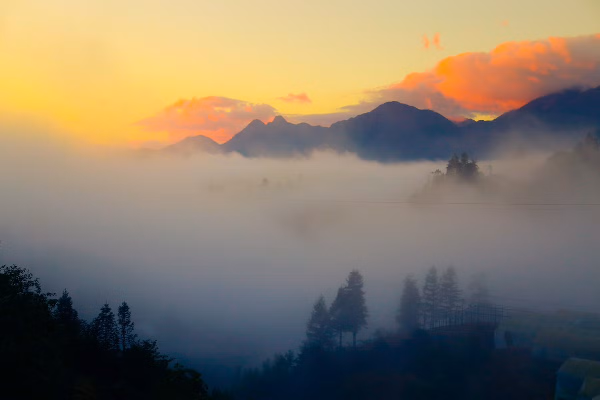 Về hình thức di chuyển, du khách có thể đi tour hoặc tự túc, tùy kinh nghiệm và thể lực. Với những ai mới leo núi hoặc đi theo nhóm nhỏ, nên chọn tour trekking Nhìu Cồ San do các công ty du lịch tổ chức, thường kéo dài 2 ngày 1 đêm, bao gồm hướng dẫn viên bản địa, porter mang đồ, ăn nghỉ tại lán trại giữa rừng và phương tiện di chuyển khứ hồi. Đi tour giúp đảm bảo an toàn, có người hỗ trợ khi gặp thời tiết xấu hoặc lạc đường. Ảnh Nguyễn Thu Hằng